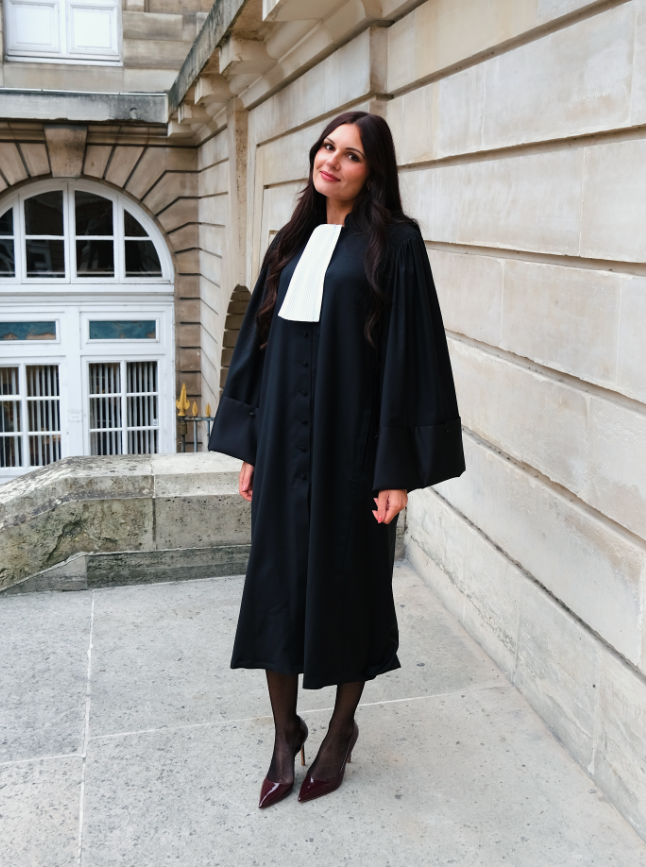 Portrait de Maître Léopoldine Roche devant le palais de justice.